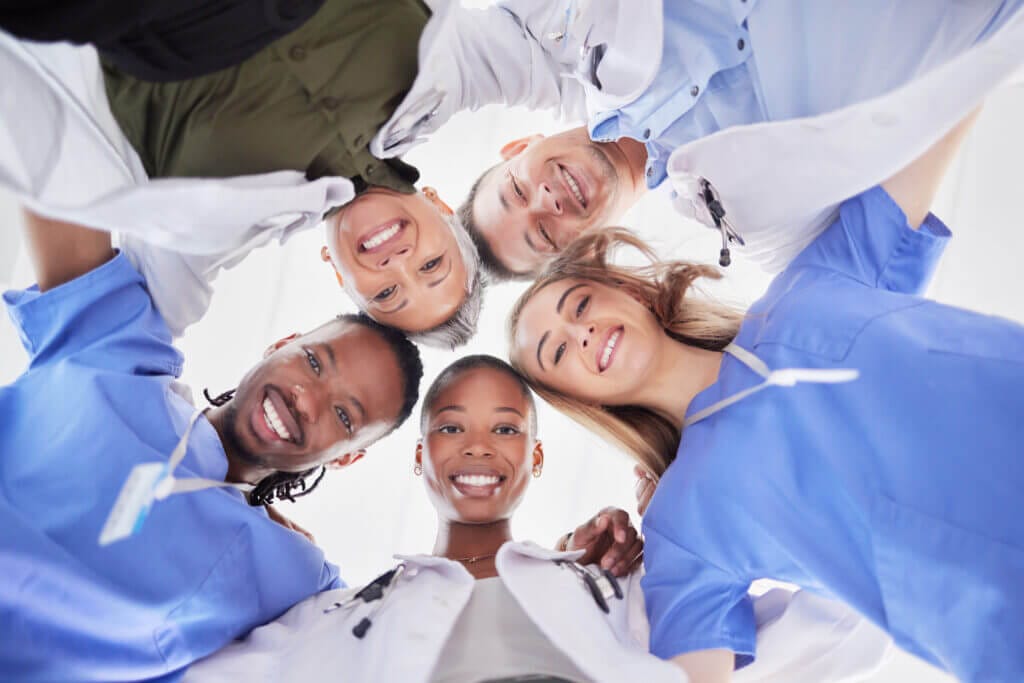 bonne-diversite-de-travail-d-equipe-et-medecins-dans-un-groupe-d-aide-de-soutien-ou-de-collaboration-medicale